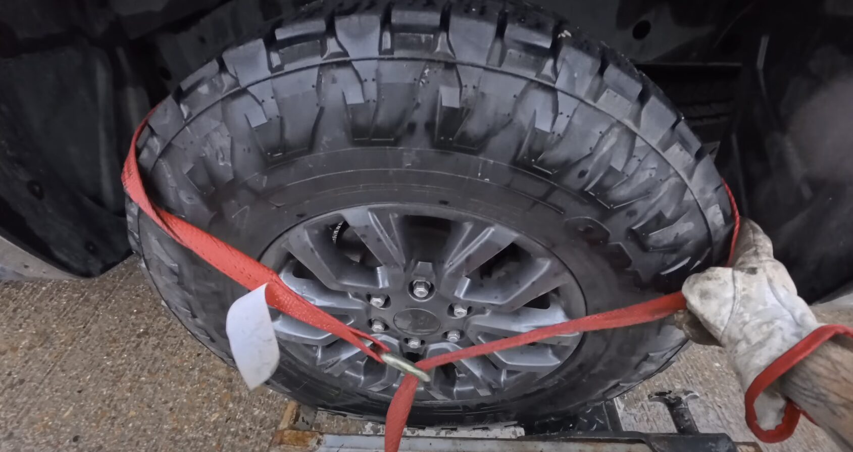 Emergency towing service securing vehicle wheel